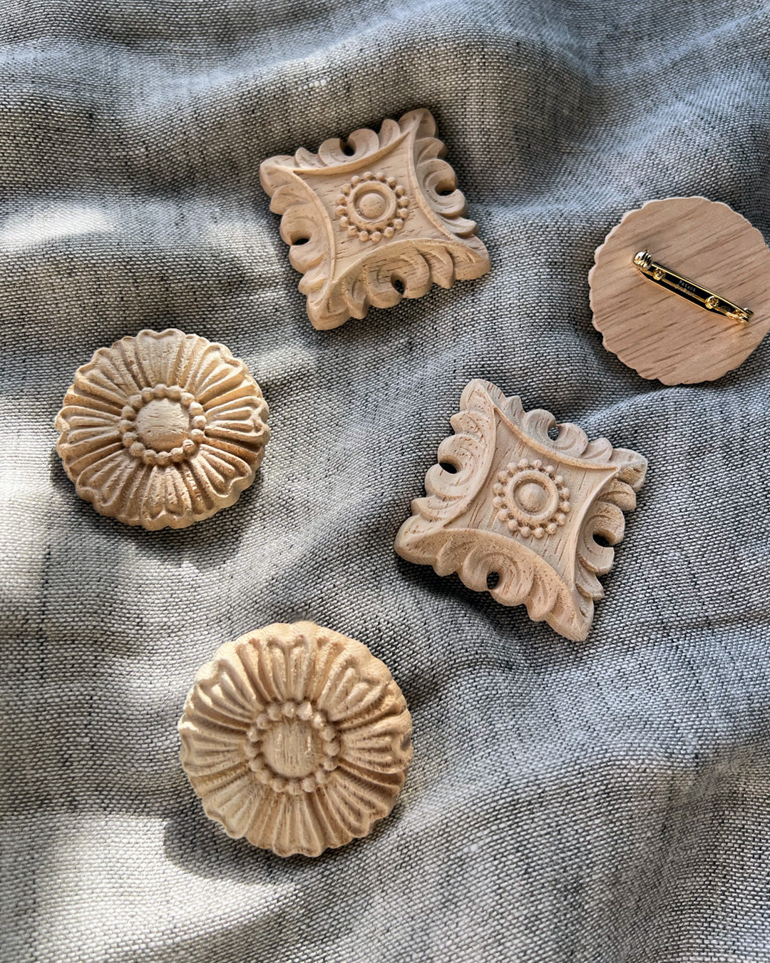 b3-04-502 木彫りブローチ【Big Land】【003】