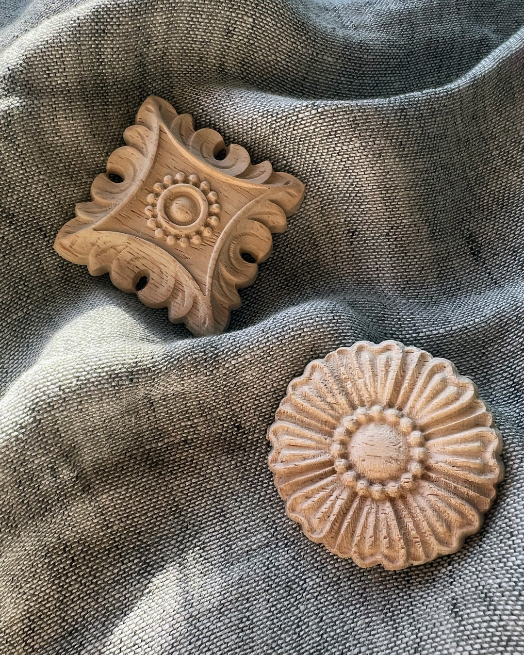 b3-04-502 木彫りブローチ【Big Land】【003】