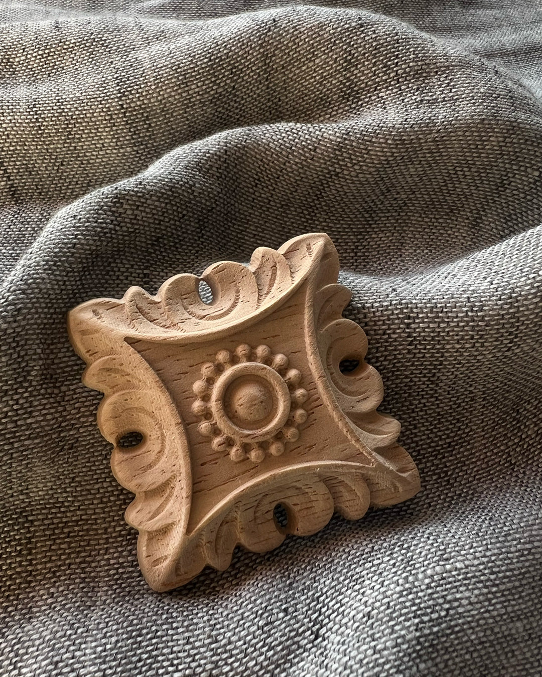 b3-04-502 木彫りブローチ【Big Land】【003】