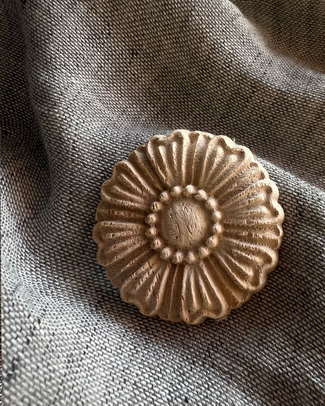 b3-04-502 木彫りブローチ【Big Land】【003】